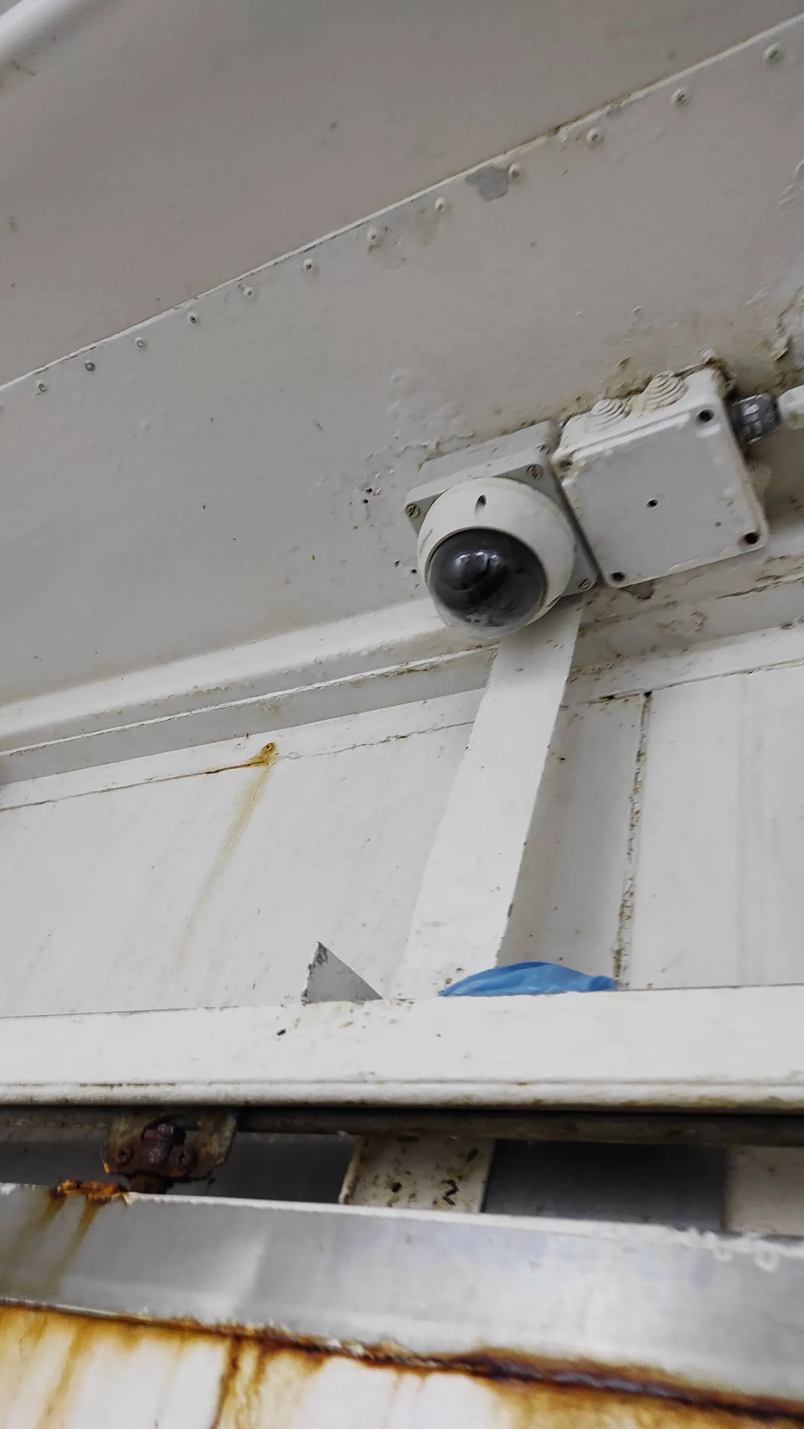 Cámara domo instalada bajo alero