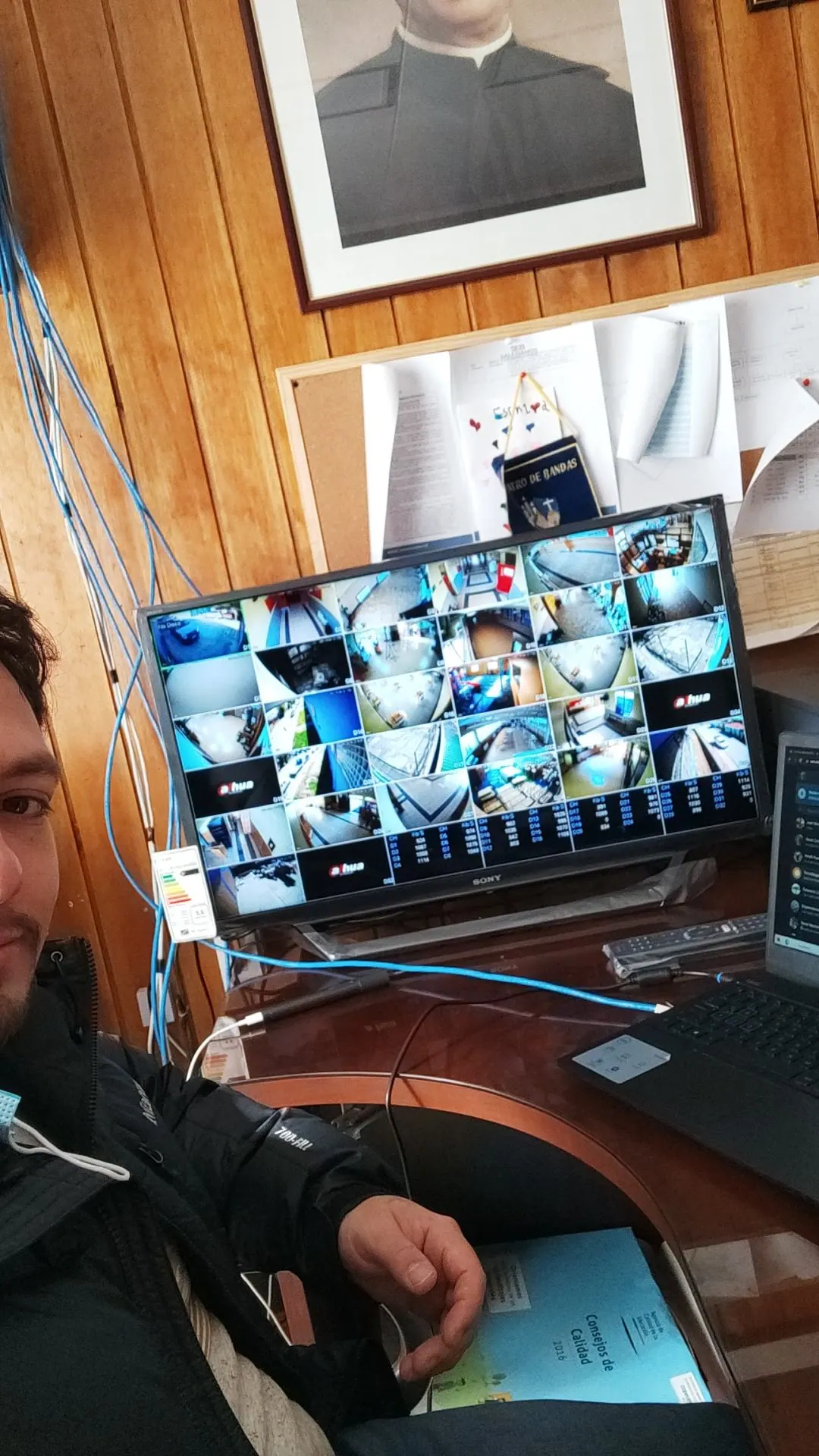Operador revisando cámaras de monitoreo