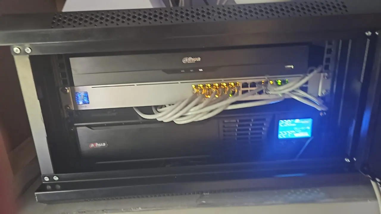 Rack con NVR Dahua instalado