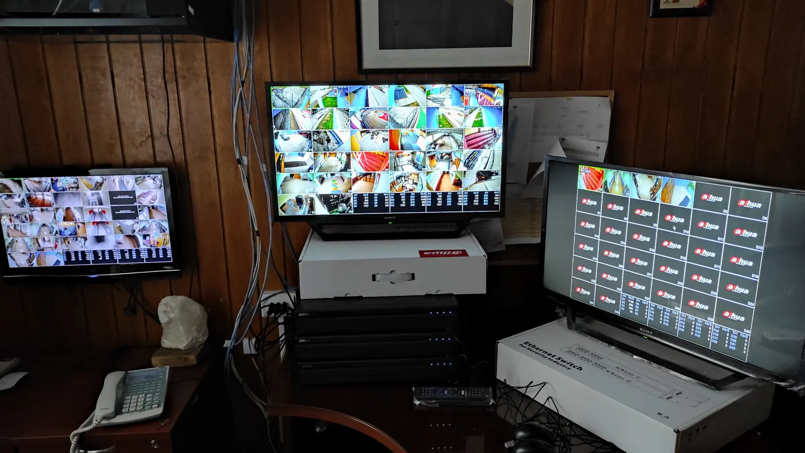 Sala de monitoreo con pantallas de cámaras en vivo