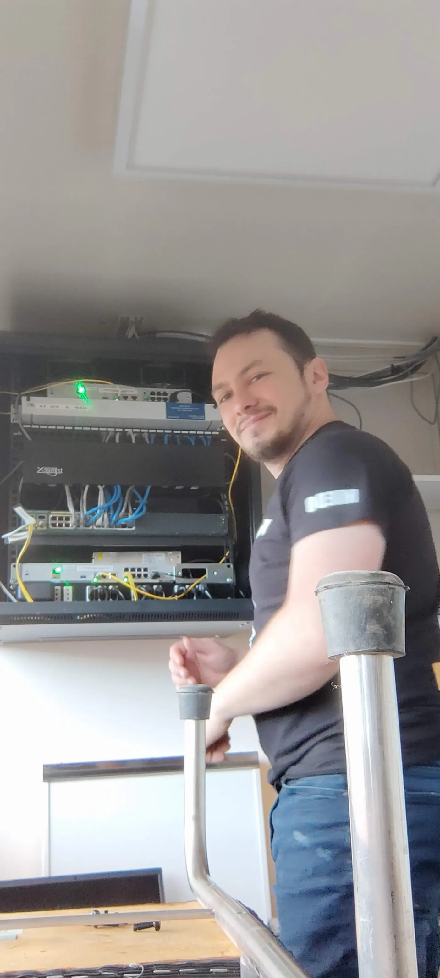 Técnico realizando mantención en altura